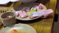 Čekali su večeru, kada je komad piletine oživeo: Ljudi su vrištali od šoka, a leđa su skočila VIDEO