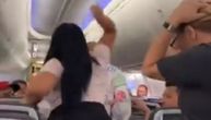 Putnica napravila haos u avionu nakon što je uhvatila dečka da gleda drugu devojku (VIDEO)