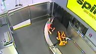 Pokretna traka na aerodromu odnela dečaka, carina ga jedva uhvatila i spasla (VIDEO)