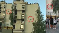 Ljudi se okupili oko zgrade u Priboju da vide Spajdermena: Za tren se spustio niz fasadu (VIDEO)