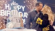 Džej Lo prekinula koncert da bi vereniku čestitala rođendan, moćno ga iznenadila na bini (VIDEO)
