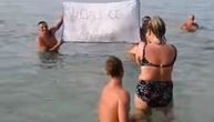 Srpkinja ušla u more, a onda su izronile reči koje svaka žena želi da vidi: Rekla je "DA" (VIDEO)