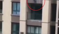 Dečak (3) visio sa 6. sprata, komšije bile ispod balkona: Poslednji trenutak je bio presudan (VIDEO)