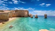Ako volite tirkizno more, peščane plaže, mir... Onda je ovo mesto u Grčkoj idealno za vas (VIDEO)