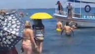 Drama u letovalištu Santorini: Čoveka bez svesti izvukli iz mora, turisti u šoku posmatrali (VIDEO)