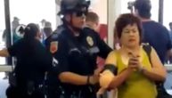 Potresne scene iz Teksasa: Ranjenu ženu sa krvavom rukom policajac izvodi iz tržnog centra (VIDEO)