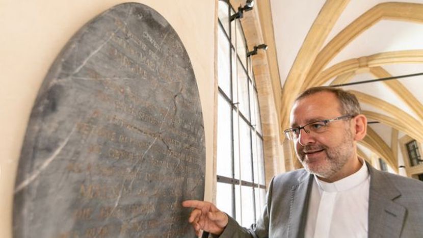 Crkveni zvaničnik Norbert Jung ispred nadgrobne ploče Marija Sofija fon Ertal Crkveni zvaničnik Norbert Jung ispred nadgrobne ploče Marija Sofija fon Ertal