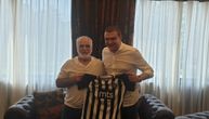 Kontroverzni gazda PAOK-a posetio Partizan i poželeo mu sreću protiv Turaka (FOTO)