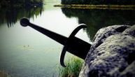 Baš kao u legendi: U Vrbasu pronađen sredjovekovni mač u kamenu, čeka se moderni Artur da ga izvadi