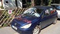 "Ne vaspitana, ne parkiraj": Nepismeno upozorenje preko celih kola u Beogradu