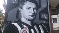 Saša Ilić dobio brutalan mural na zidu zgrade gde je živeo, gde je prvi put šutnuo loptu! (FOTO)