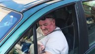Miloš je upravo postao najbolji taksista u Srbiji: Uslikan za volanom sa bebom putnice u naručju