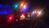 Automobil sleteo s puta i zapalio se: Pet osoba povređeno u nesreći kod Bijeljine