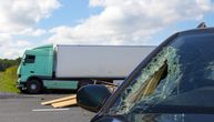 Teška saobraćajka kod Raške: Autom udario u kamion s cisternom, vozilo sletelo s puta, ima povređenih