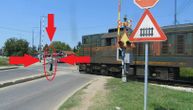Opet vozovi prolaze, a rampa podignuta: Čovek silazi sa lokomotive da zaštiti vozače u Nišu (VIDEO)