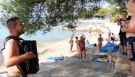 Ovako izgleda kad Bosanac zasvira harmoniku na hrvatskoj plaži (VIDEO)