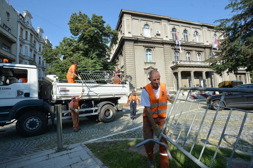 Uklanjanje zaštitne ograde ispred zgrade Predsednistva Uklanjanje zaštitne ograde ispred zgrade Predsednistva