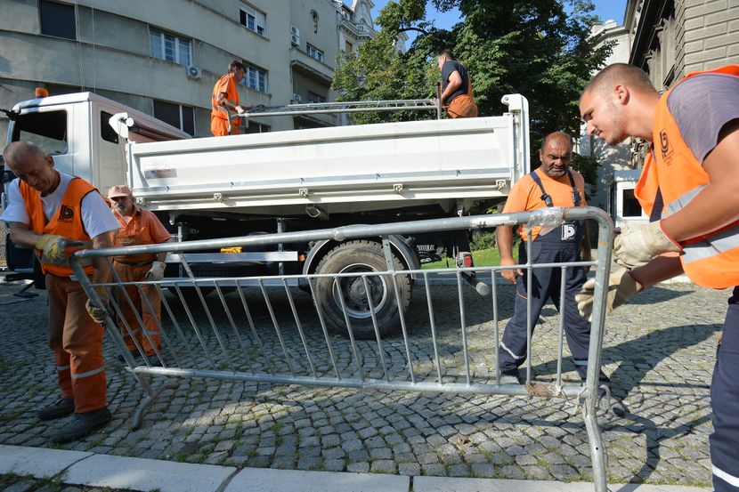 Uklanjanje zaštitne ograde ispred zgrade Predsednistva Uklanjanje zaštitne ograde ispred zgrade Predsednistva