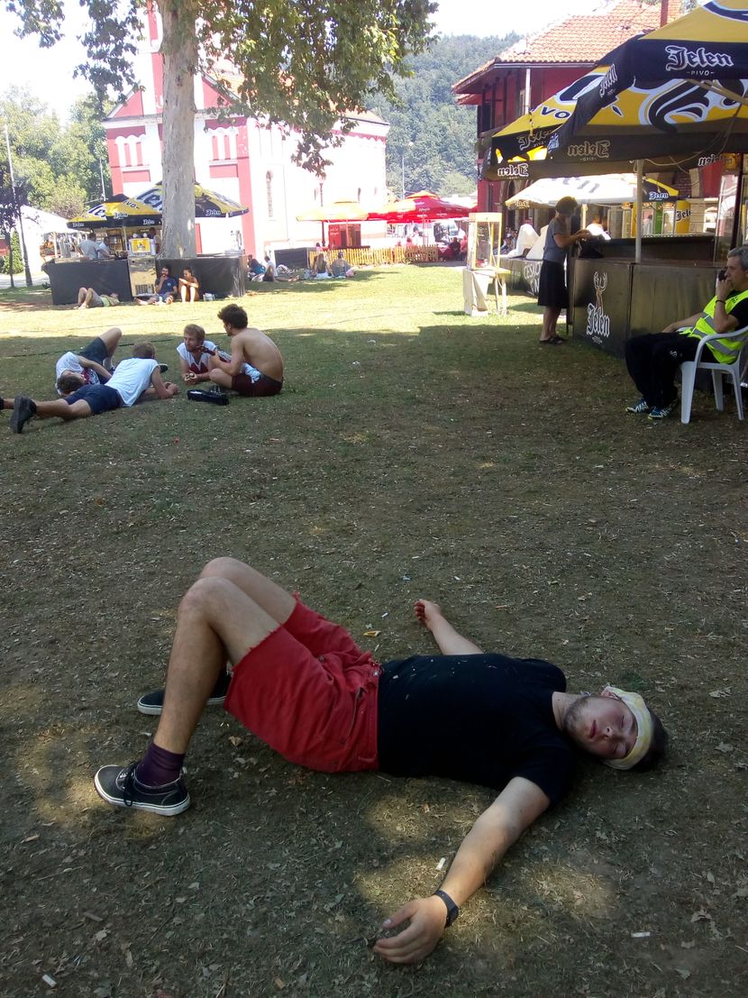 Guča, 2019. Sabor Turubača, pijani posetioci Guča, 2019. Sabor Turubača, pijani posetioci