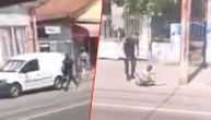 Potera uživo snimljena iz beogradskog tramvaja: Policajac trči za izgrednikom i stiže ga! (VIDEO)