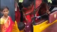 Hit snimak iz Indije: Iz rikše krenuli da izlaze ljudi, prolaznici ih snimali, izbrojali 24 (VIDEO)