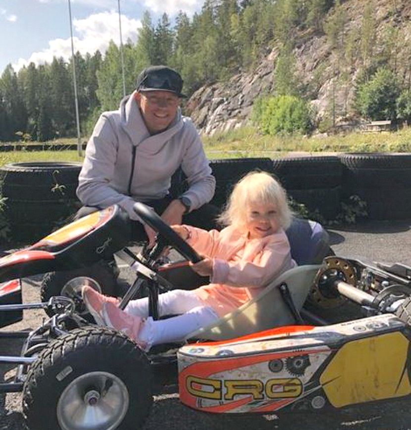 Kimi Raikonen sa cerkom Rijanom Kimi Raikonen sa cerkom Rijanom
