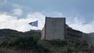 Nova provokacija! Zastava tzv. Kosova ponovo na srpskoj tvrđavi Novo Brdo