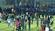 Četvoro navijača poginulo u strašnoj tuči: Povređeni i fudbaleri, policija koristila suzavac (VIDEO)