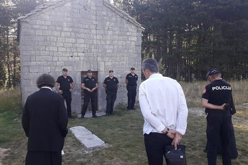 OPSADA CRKVE NA PREOBRAŽENJE: Više od 15 policajaca i interventna vozila zabranili sveštenicima da služe liturgiju na Ivanovim Koritima! OPSADA CRKVE NA PREOBRAŽENJE: Više od 15 policajaca i interventna vozila zabranili sveštenicima da služe liturgiju na Ivanovim Koritima!