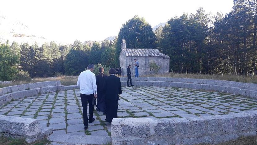 OPSADA CRKVE NA PREOBRAŽENJE: Više od 15 policajaca i interventna vozila zabranili sveštenicima da služe liturgiju na Ivanovim Koritima! OPSADA CRKVE NA PREOBRAŽENJE: Više od 15 policajaca i interventna vozila zabranili sveštenicima da služe liturgiju na Ivanovim Koritima!