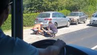 Saobraćajka i kolaps na Obrenovačkom putu: Motociklista leži na zemlji pored kolovoza (VIDEO)