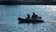 Dete (14) se utopilo u jezeru kod Požege: Spasioci čamcima pretražuju teren