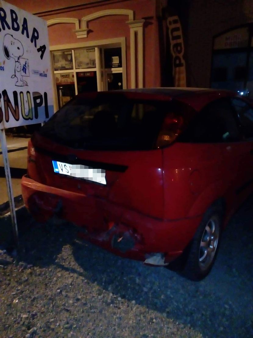Nesreca Ford ispred kafica Nesreca Ford ispred kafica