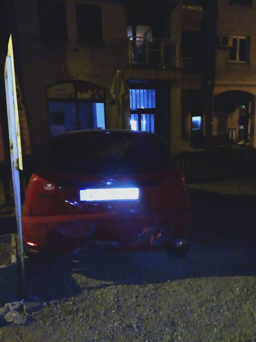 Nesreca Ford ispred kafica Nesreca Ford ispred kafica