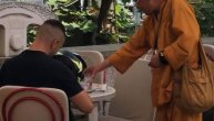 Budistički monah pokušao da prevari momka usred Sarajeva, pa nasrnuo na konobara (VIDEO)
