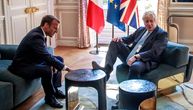Britanski premijer Džonson digao nogu na sto usred razgovora s Makronom