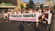 Održan protest zbog smrti trudnice: Kruševljani uplakani poručili "Pravda za Tamaru Milić" (FOTO)