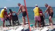 Spasilac svakog dana pomaže mladiću u kolicima da se okupa u moru (VIDEO)
