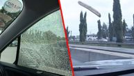 Drvo kao munja poletelo na auto u pokretu, kako su se samo izvukli (VIDEO)