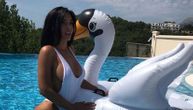 Seksi Topalkova ćerka u bazenu sa labudom, a u jednoj pozi je za dlaku pokazala previše (FOTO)