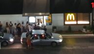 Tuča kod beogradskog "Mek-drajva": Policija razdvajala ljude pred šalterom za porudžbinu (VIDEO)