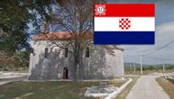 Ustaška zastava ostavljena na ulazu u crkvu u srpskom selu Otišić
