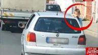 3 kazne za majku koja je svoje dete vozila na prozoru automobila po Beogradu