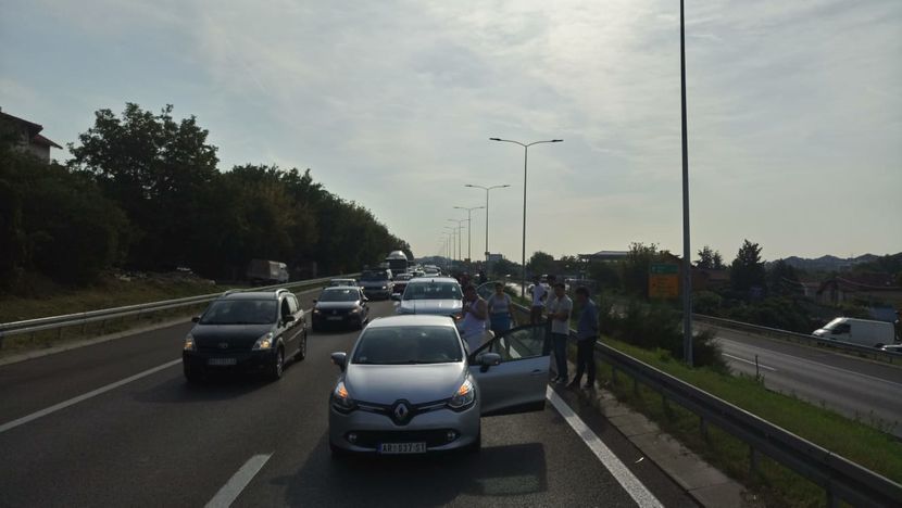 Lancani sudar kod Slap pumpe na autoputu u pravcu Beograda... 5 - 6 automobila Lancani sudar kod Slap pumpe na autoputu u pravcu Beograda... 5 - 6 automobila