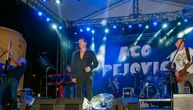 Aco Pejović spektakularnim nastupom zapalio publiku na Roštiljijadi! (FOTO)