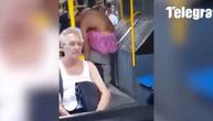 Ušao je u beogradski autobus, skinuo se i ostao samo u roze suknjici, pa zaigrao oko šipke (VIDEO)