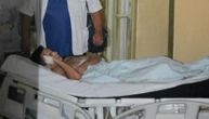 Snimak iz bolnice u Kosovskoj Mitrovici dok dovoze izbodenog srpskog dečaka