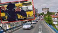 Maskirani huligani kamenovali autobus GSP-a na Dušanovačkom mostu: Ljudi bežali u panici