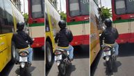 Ovako se gine: Motorista "vrckao" između autobusa i za dlaku se provukao! (VIDEO)