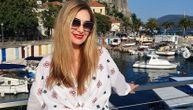 Danica Maksimović u mrežastim čarapama i kratkoj haljinici, poručili joj: "Za tebe je stalo vreme"